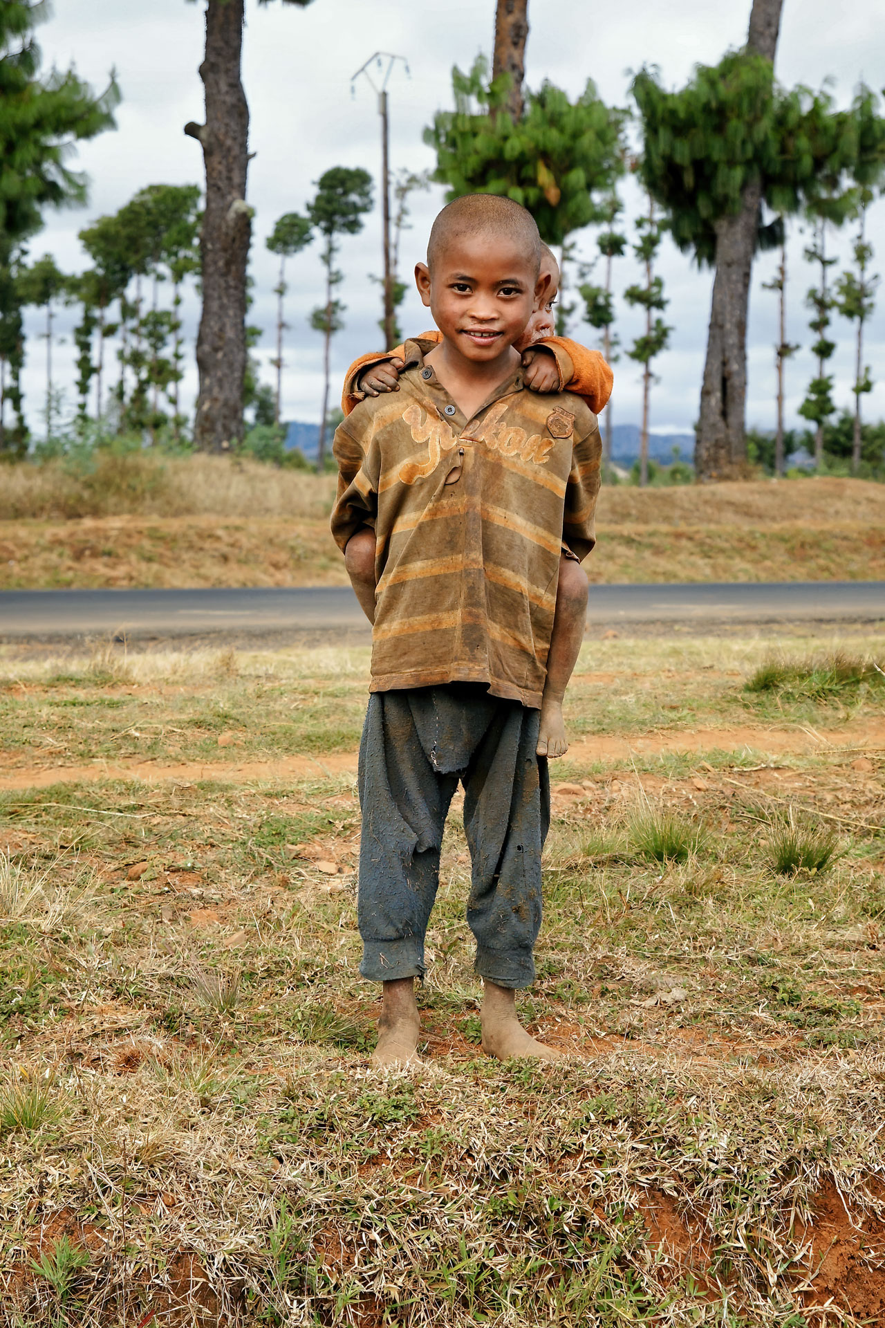 Die älteren Kinder müssen sich um die jüngeren Geschwister kümmern